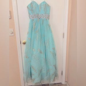 Aqua maxi prom dress. Size: Jrs 7